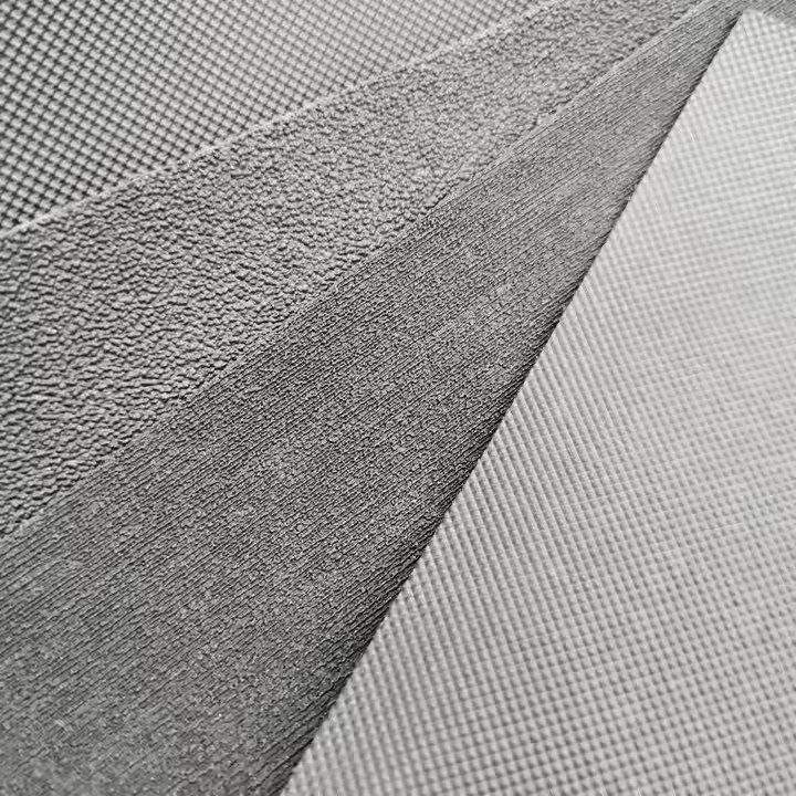 很耐用的 TPU 超细纤维皮革，带 100% 尼龙背衬，适用于安心鞋