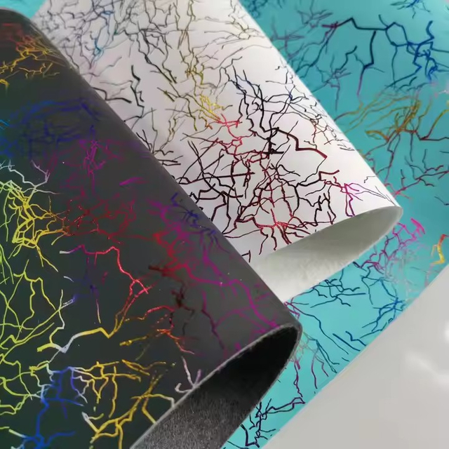 中国制造商彩色闪亮条纹太空 PU 无纺布皮革人造革足球鞋