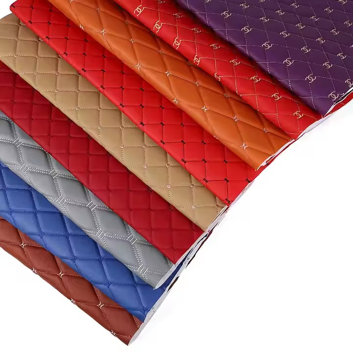 定制各种刺绣设计图案的汽车座椅和脚垫合成革产品