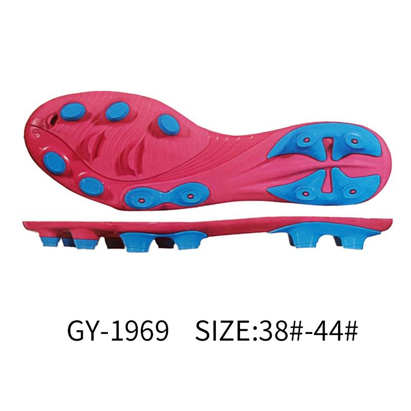 TPU 足球鞋底专为速度和控制而设计