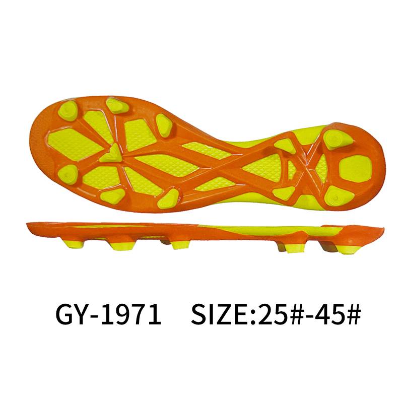 TPU 足球鞋底专为速度和控制而设计