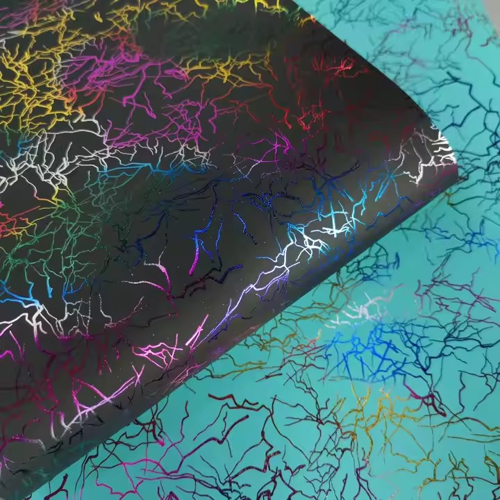 中国制造商彩色闪亮条纹太空 PU 无纺布皮革人造革足球鞋