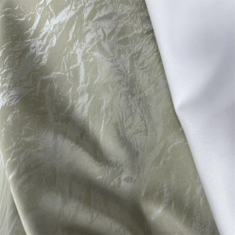 绿色皮革斜挎包