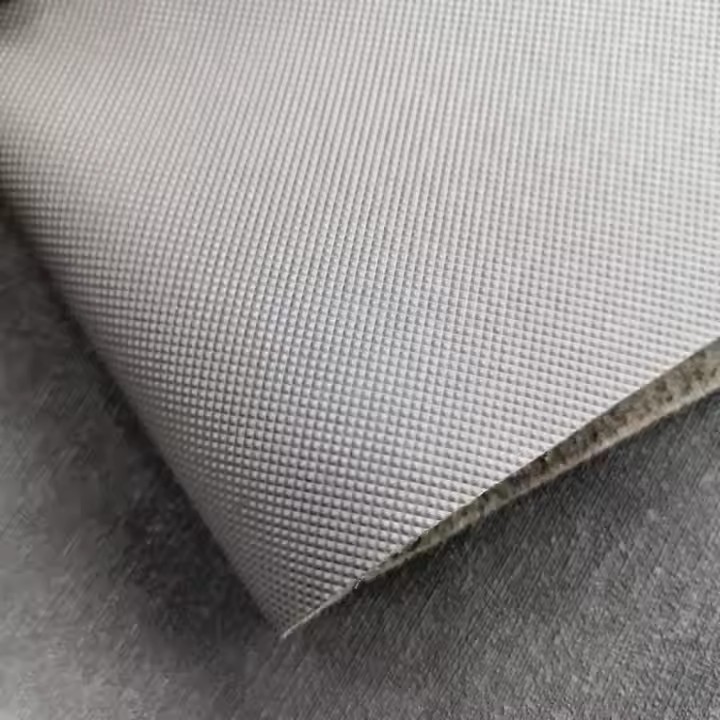 很耐用的 TPU 超细纤维皮革，带 100% 尼龙背衬，适用于安心鞋